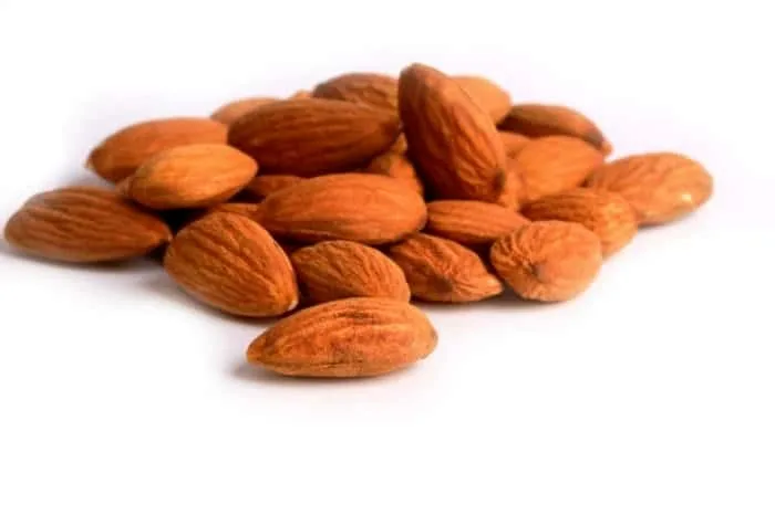 عوارض مصرف بیش از حد بادام درختی