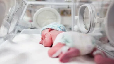 وضعیت نوزاد رها شده در سطل زباله / نوزاد در حال درمان وقابل ترخیص نیست
