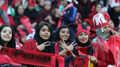 دختران هوادار پرسپولیس پشت درهای آزادی +عکس
