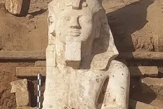 کشف مجسمه بزرگ فرعون