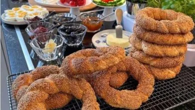 طرز تهیه نان سیمیت / با این نون صبحونه و عصرونه رو خیلی شیک و خوشمزه سرو کن