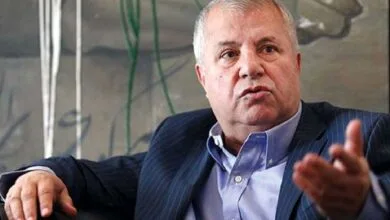 بوسیدن زن قهرمان المپیکی توسط علی پروین جنجالی شد/واکنش اسطوره فوتبال جالب بود!