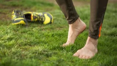 چرا پیاده روی با پای برهنه روی چمن توصیه میشود؟