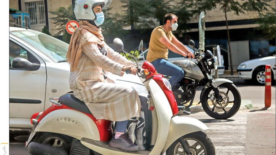 موتورسواری بازیگر زن ایرانی در تهران / عکس