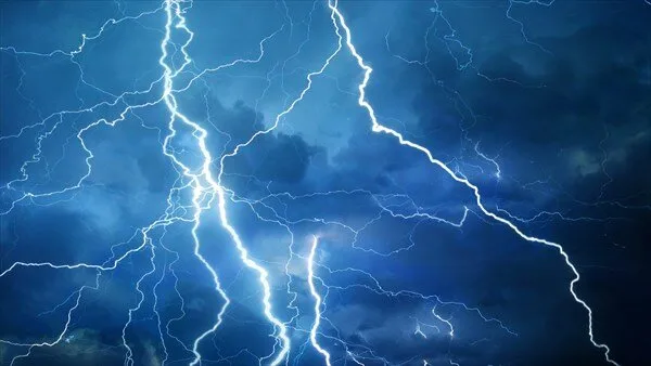 لحظه برخورد صاعقه به زمین در تالش +فیلم