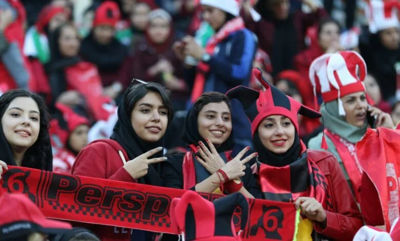 دختران هوادار پرسپولیس پشت درهای آزادی +عکس