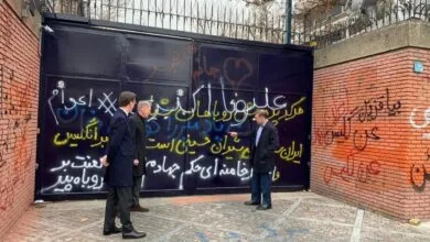 بازدید سفرای انگلیس، فرانسه، آلمان از شعارنویسی بر روی دیوار سفارت انگلیس در تهران / عکس