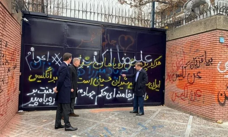 بازدید سفرای انگلیس، فرانسه، آلمان از شعارنویسی بر روی دیوار سفارت انگلیس در تهران / عکس