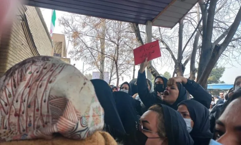 تجمع گروهی از والدین مقابل فرمانداری قم