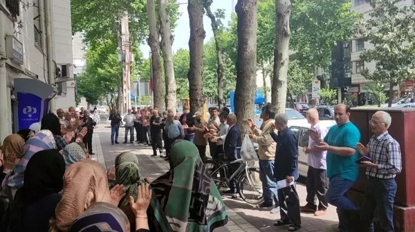 تجمع اعتراضی بازنشستگان رشت مقابل تامین اجتماعی