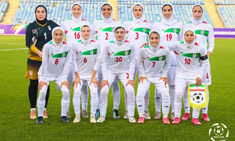 خوشحالی پربازدید دختران فوتبالیست بعد دریافت جام