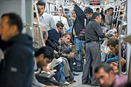 سرگرمی جالب یک پسرِ هنرمند در متروی تهران