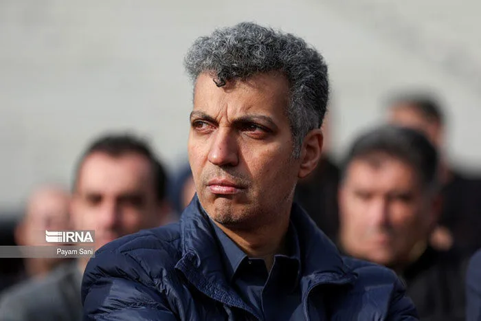 عادل فردوسی‌پور در آزادی، مادر ملکیا را بغل کرد!