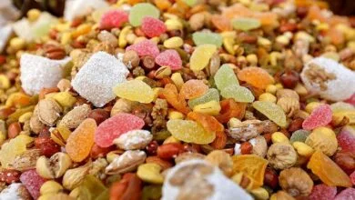 نوشته تلخ روی ظرف پسته در یک آجیل فروشی