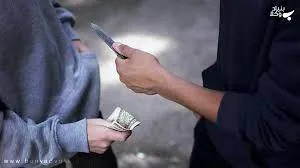 لحظه زورگیری مسلحانه از دختر جوان در وسط شهر!