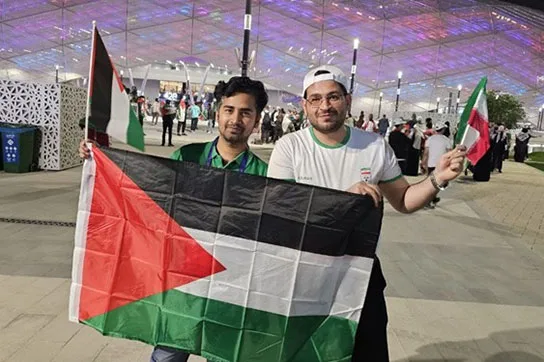 قاب تلخ یک خانواده فلسطینی با عکسی از ایران