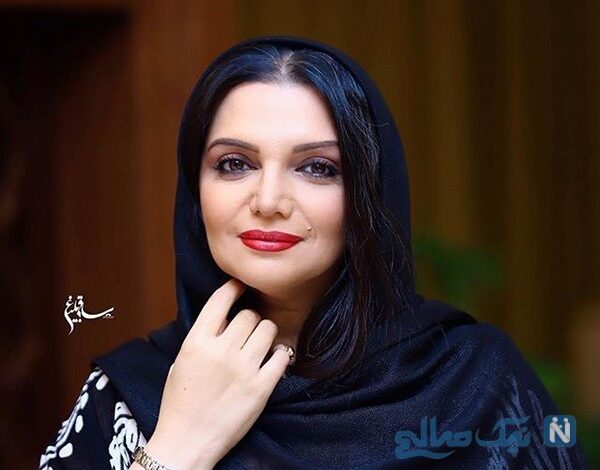تصویری تکان‌دهنده از خانم بازیگر تلویزیون، زیر تابوت مادرش