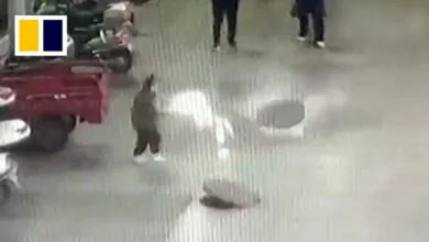 فرار یک پسربچه از انفجار وحشتناکی که رقم زد