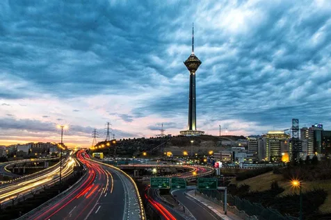 عکسی از یک آگهی عجیب روی دیوارهای تهران