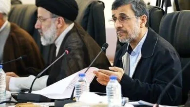 عکس احمدی‌نژاد با پیراهن سفید در جلسه خبرگان!