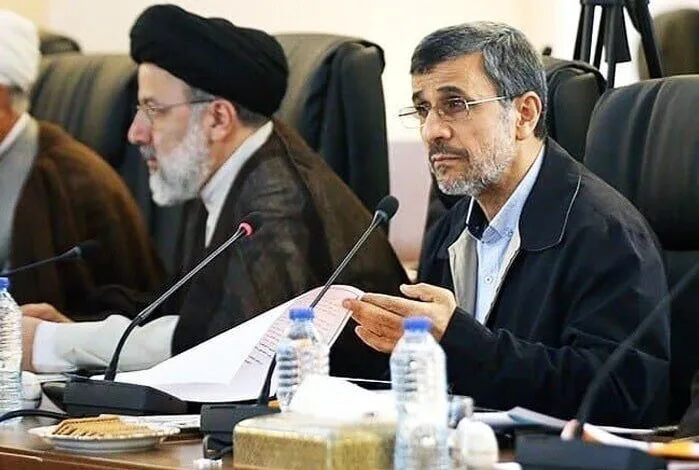 عکس احمدی‌نژاد با پیراهن سفید در جلسه خبرگان!