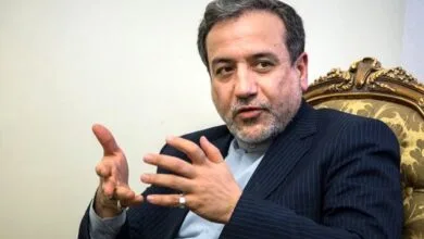 پسر شهید فخری‌زاده پشت عراقچی درآمد + عکس