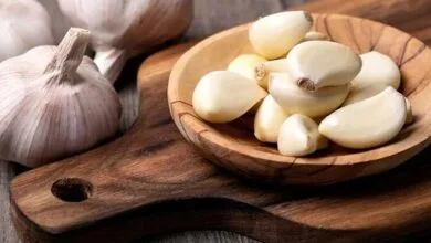 اثرات شگفت‌انگیز سیر خوردن با معده خالی در بدن