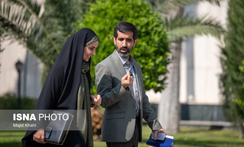 زبان بدن جالب خانم وزیر در حیاط پاستور سوژه شد +عکس