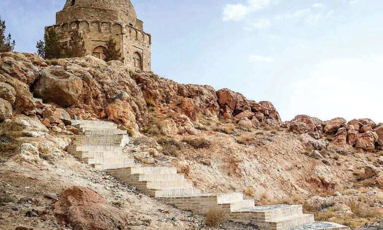 قبرستانی عجیب در ایران که محل دفن عشاق است