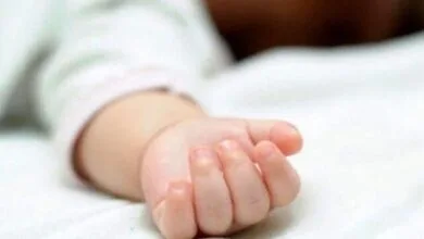 کودک دو ساله کرمانی مواد مخدر پدرش را خورد/ زندگی نباتی سهم کودک شد