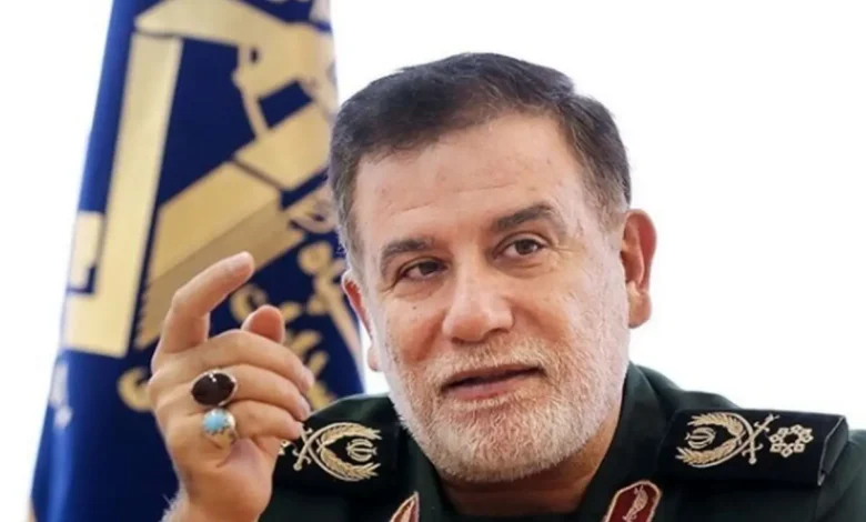 پدر شهید نیلفروشان در مراسم تشییع پسرش + عکس