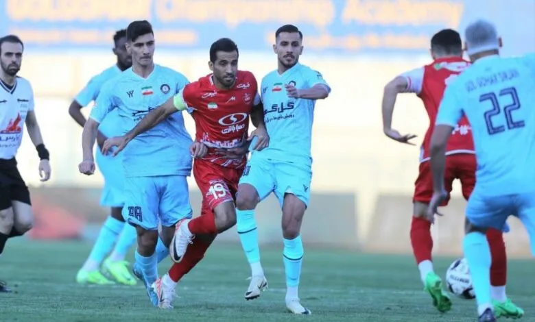 گل‌گهر ۰-۱ پرسپولیس/ امیری پرسپولیس را به صدر بُرد