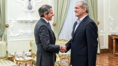 نحوه دست دادن پزشکیان با گروسی جنجال برانگیز شد +عکس
