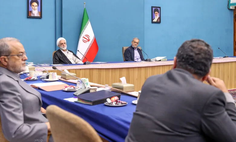 تصاویری از جلسه شورای عالی انقلاب و خنده‌های پزشکیان که وایرال شد