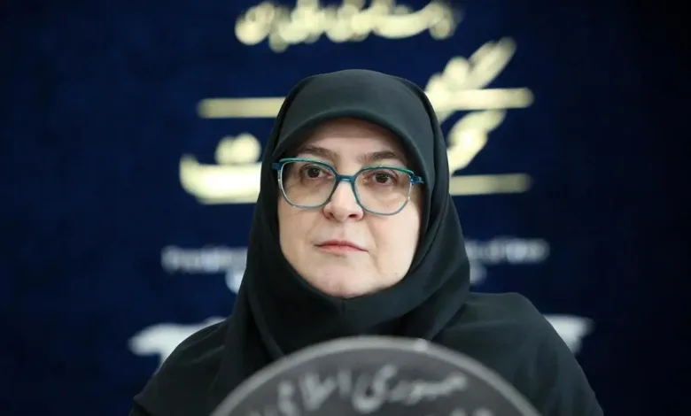 عکسی از ژست جالب فاطمه مهاجرانی در حیاط دولت