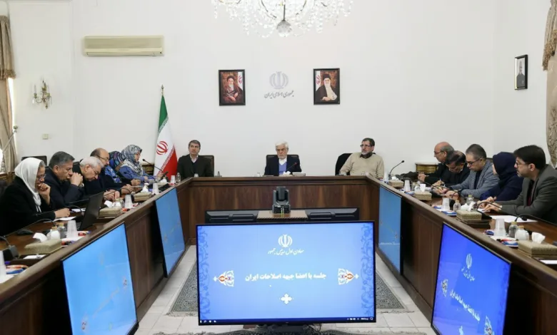 عارف: رویکرد دولت «نگفتن» و «حل کردن مسائل» است