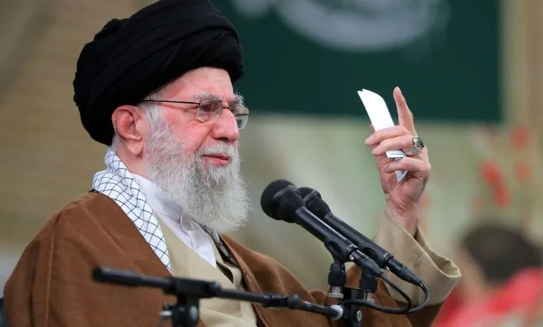 اقامه نماز رهبر انقلاب بر پیکر دو قاضی شهید +عکس