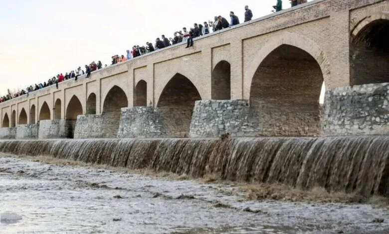 بحران گلوی زاینده رود را گرفت/ آب پشت سد هم خشکید