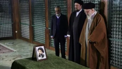 حضور سیدحسن خمینی در کنار رهبر انقلاب در حرم امام +عکس