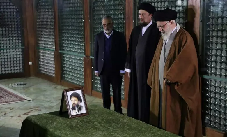 حضور سیدحسن خمینی در کنار رهبر انقلاب در حرم امام +عکس