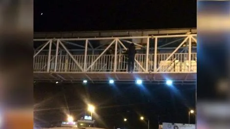 سقوط دختر جوان از پل هوایی حین فرار از دست زورگیران