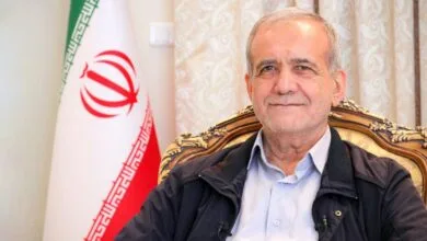 عکس یادگاری پزشکیان با مجسمه سردار سلیمانی