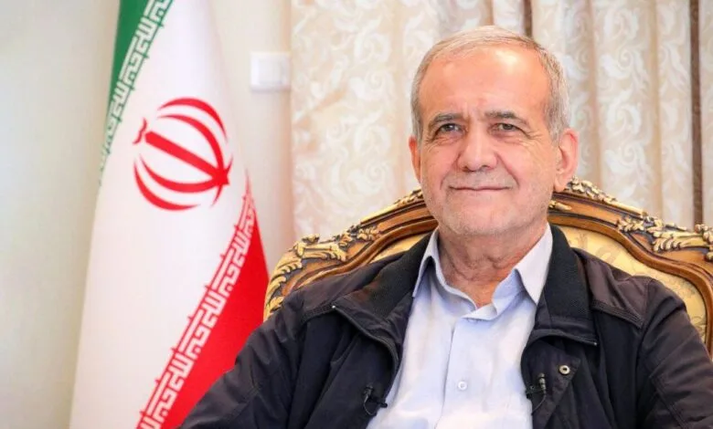 عکس یادگاری پزشکیان با مجسمه سردار سلیمانی