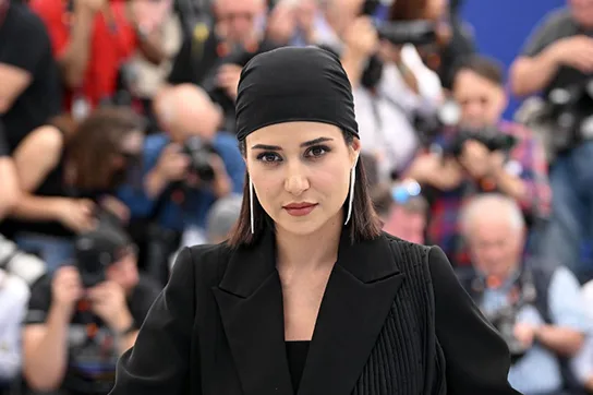 جایزه کن از دست پریناز ایزدیار لیز خورد!