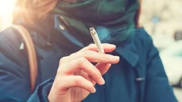دخترها در مصرف سیگار، پسرها را جا گذاشتند!